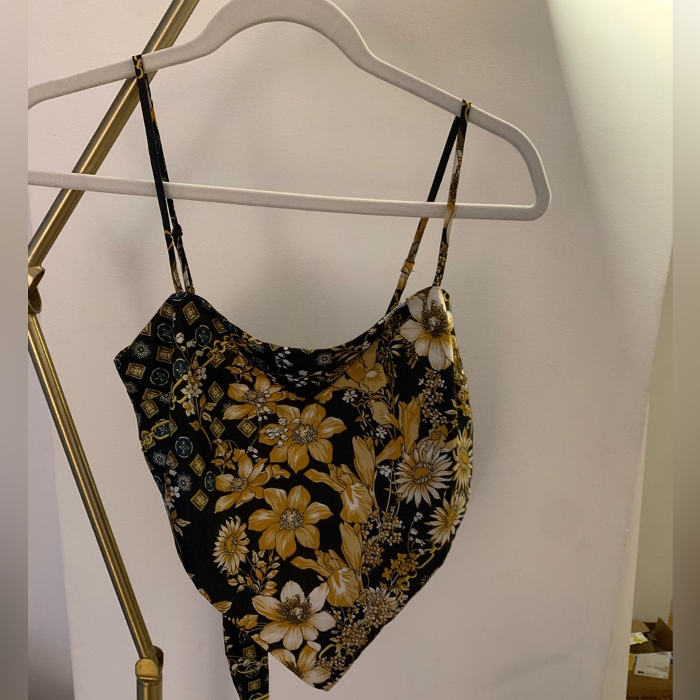 Princess Polly size 4 black pattern tie-back scarf top